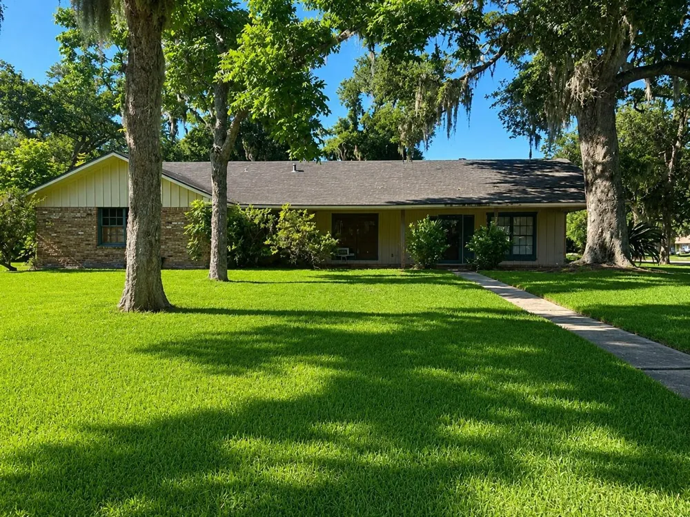 131 Daisy Street Lake Jackson, TX 77566