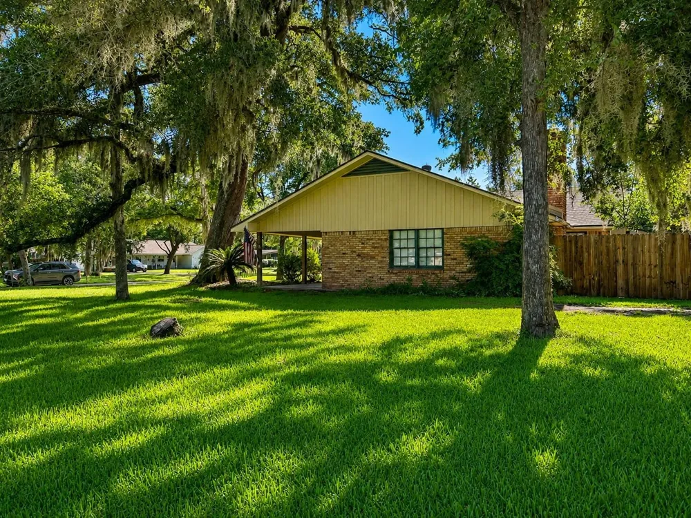 131 Daisy Street Lake Jackson, TX 77566