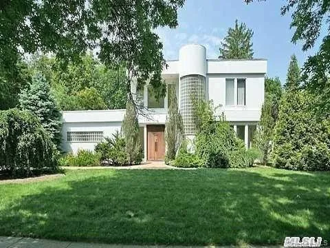 67 Parkway Drive Roslyn Heights, NY 11577