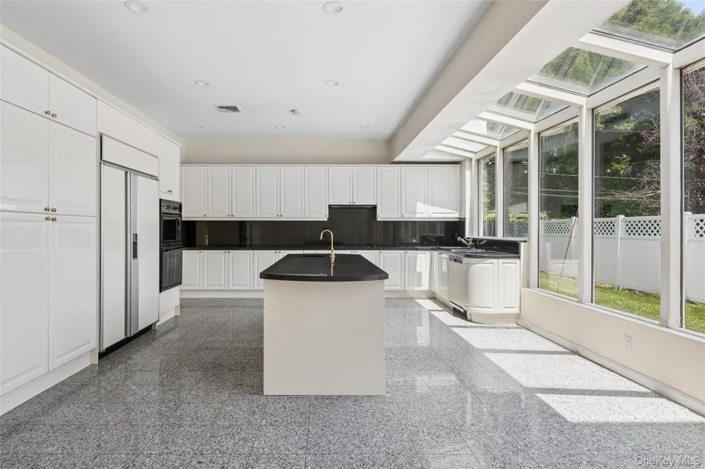 67 Parkway Drive Roslyn Heights, NY 11577
