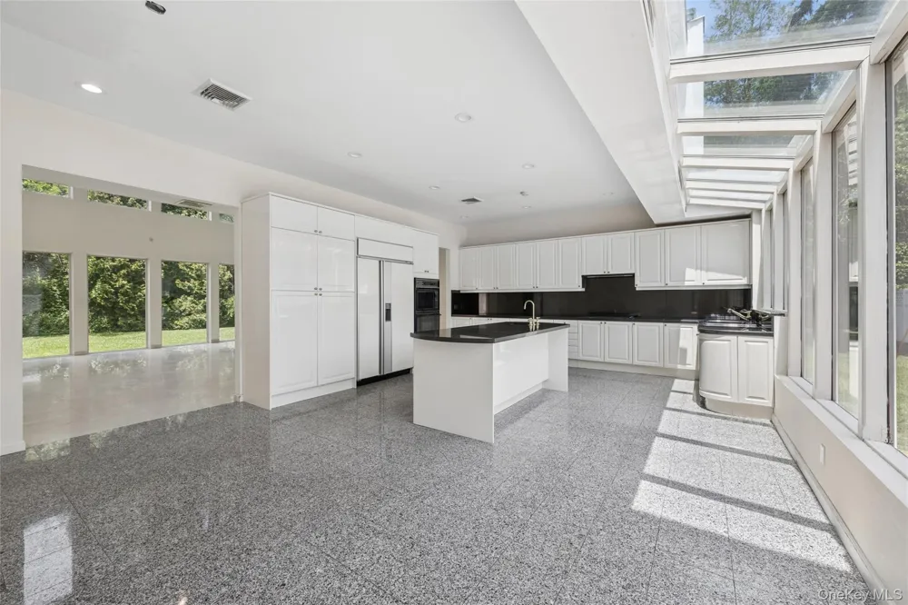 67 Parkway Drive Roslyn Heights, NY 11577