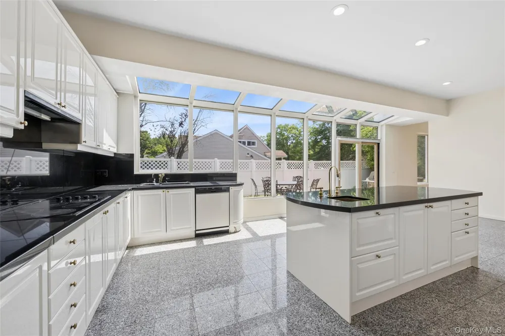 67 Parkway Drive Roslyn Heights, NY 11577