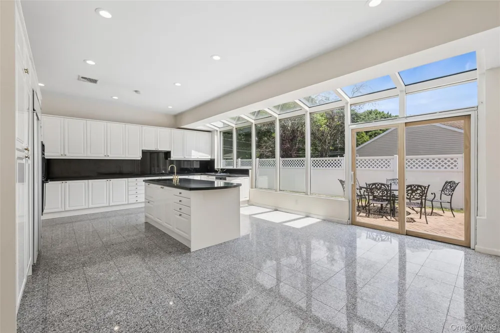 67 Parkway Drive Roslyn Heights, NY 11577