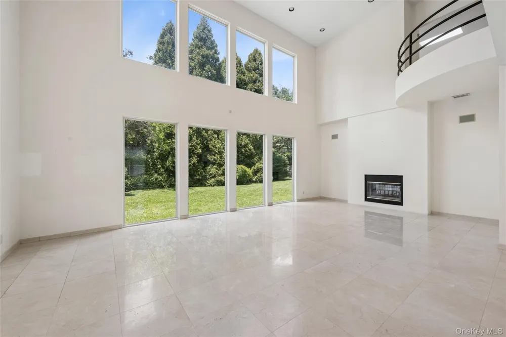 67 Parkway Drive Roslyn Heights, NY 11577