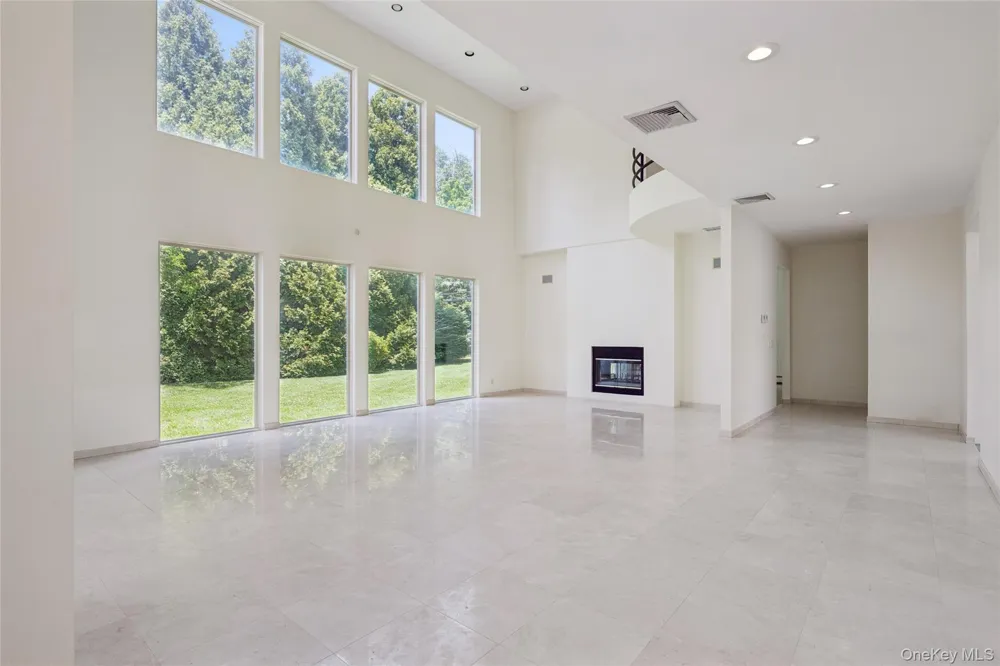 67 Parkway Drive Roslyn Heights, NY 11577