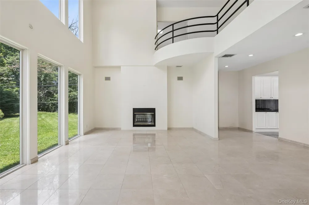 67 Parkway Drive Roslyn Heights, NY 11577