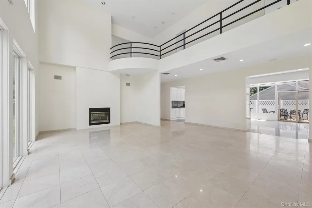 67 Parkway Drive Roslyn Heights, NY 11577