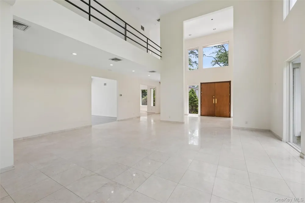 67 Parkway Drive Roslyn Heights, NY 11577