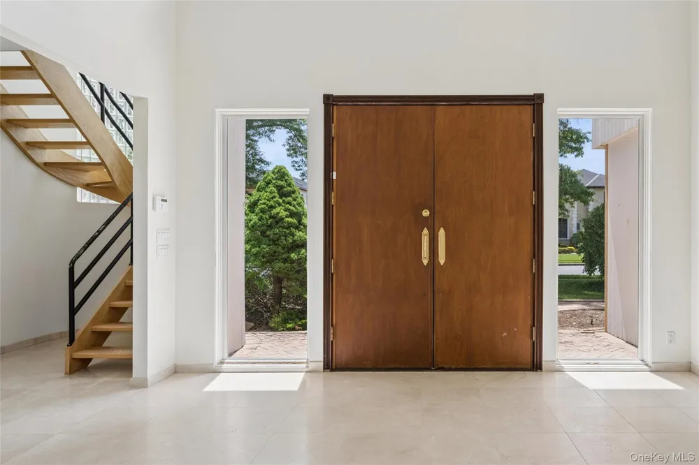 67 Parkway Drive Roslyn Heights, NY 11577
