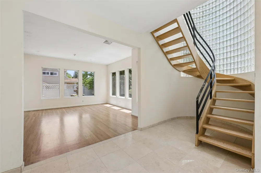 67 Parkway Drive Roslyn Heights, NY 11577