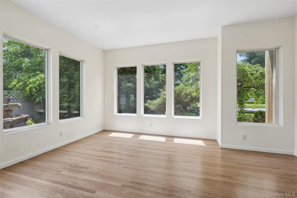 67 Parkway Drive Roslyn Heights, NY 11577