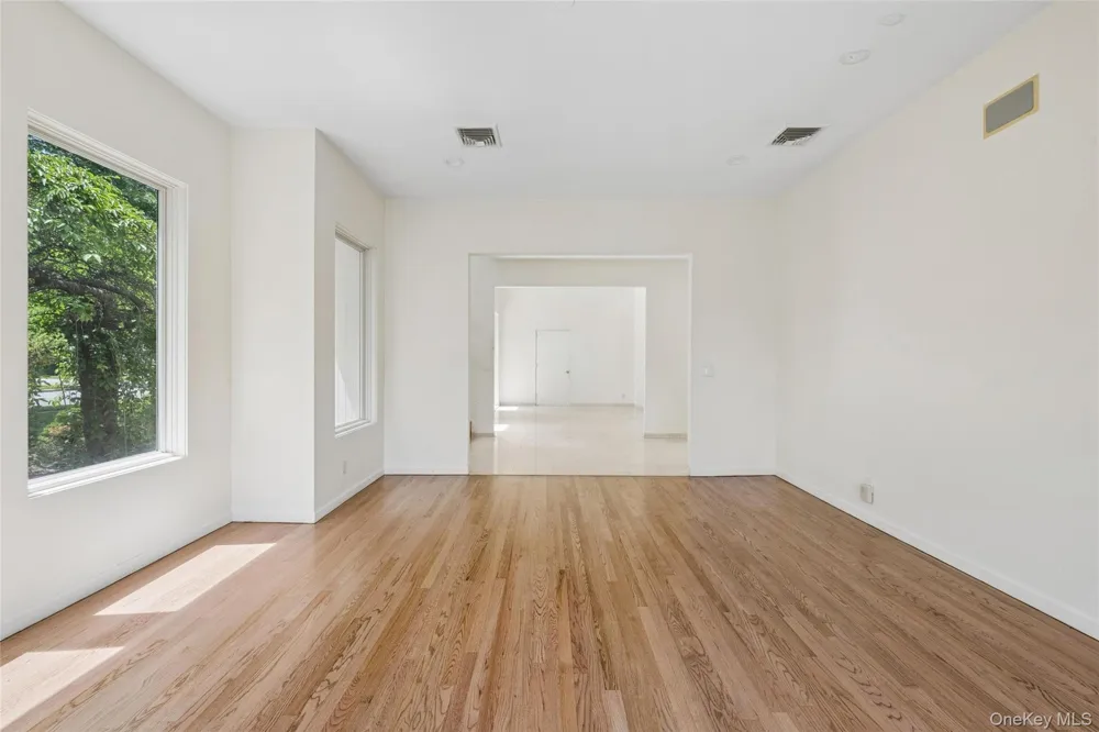 67 Parkway Drive Roslyn Heights, NY 11577
