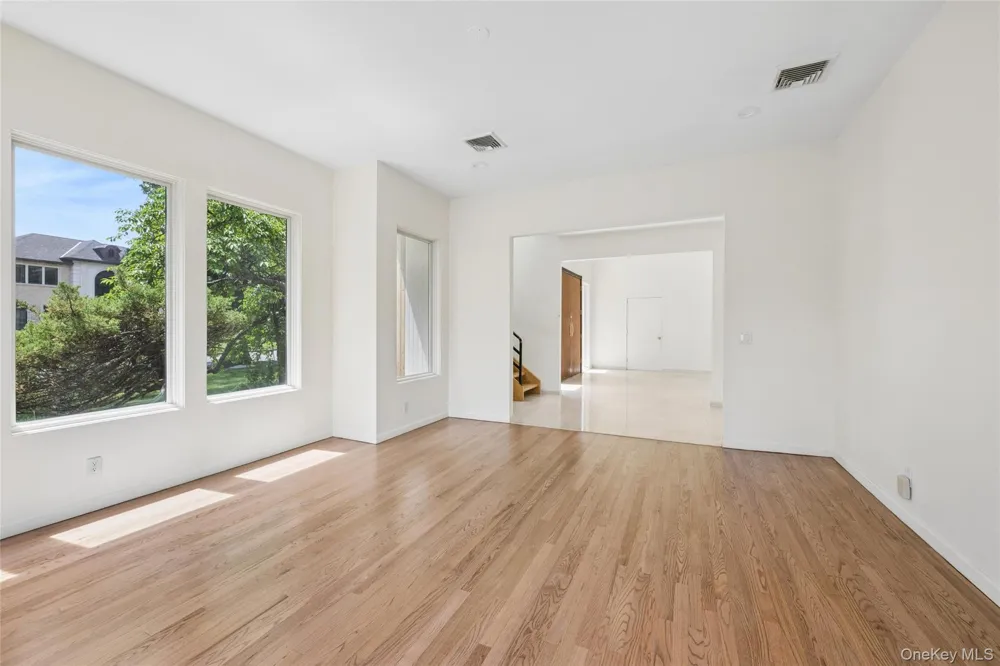 67 Parkway Drive Roslyn Heights, NY 11577