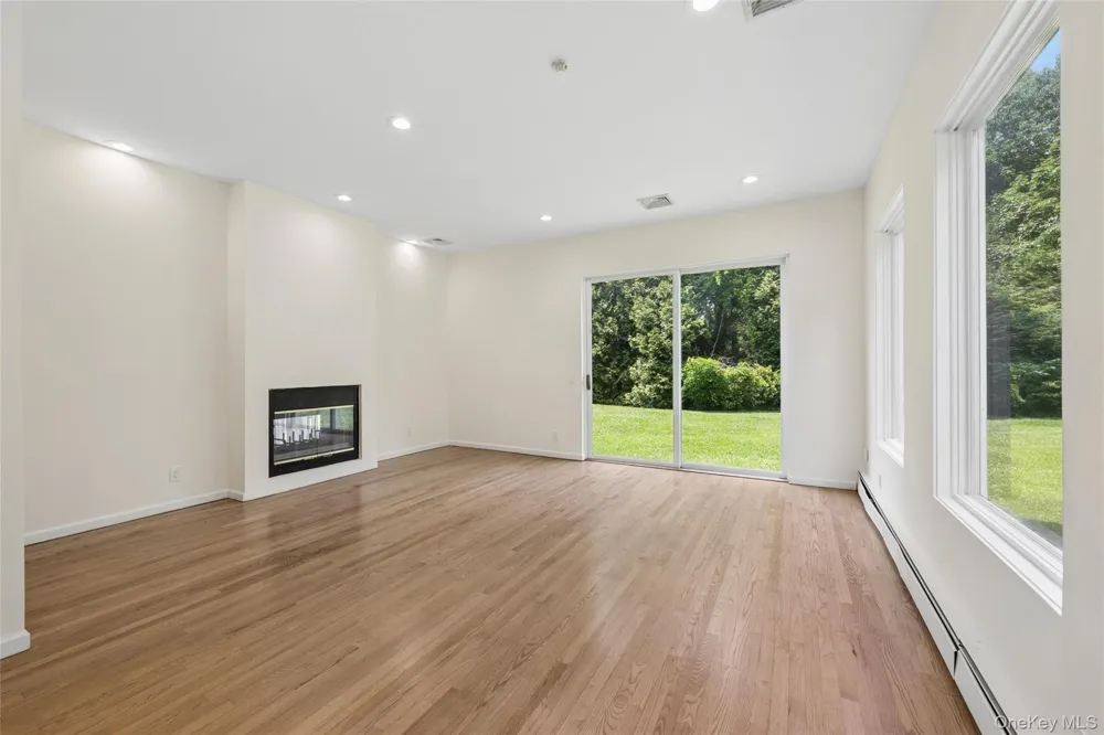 67 Parkway Drive Roslyn Heights, NY 11577