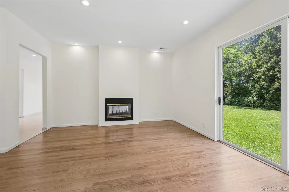 67 Parkway Drive Roslyn Heights, NY 11577