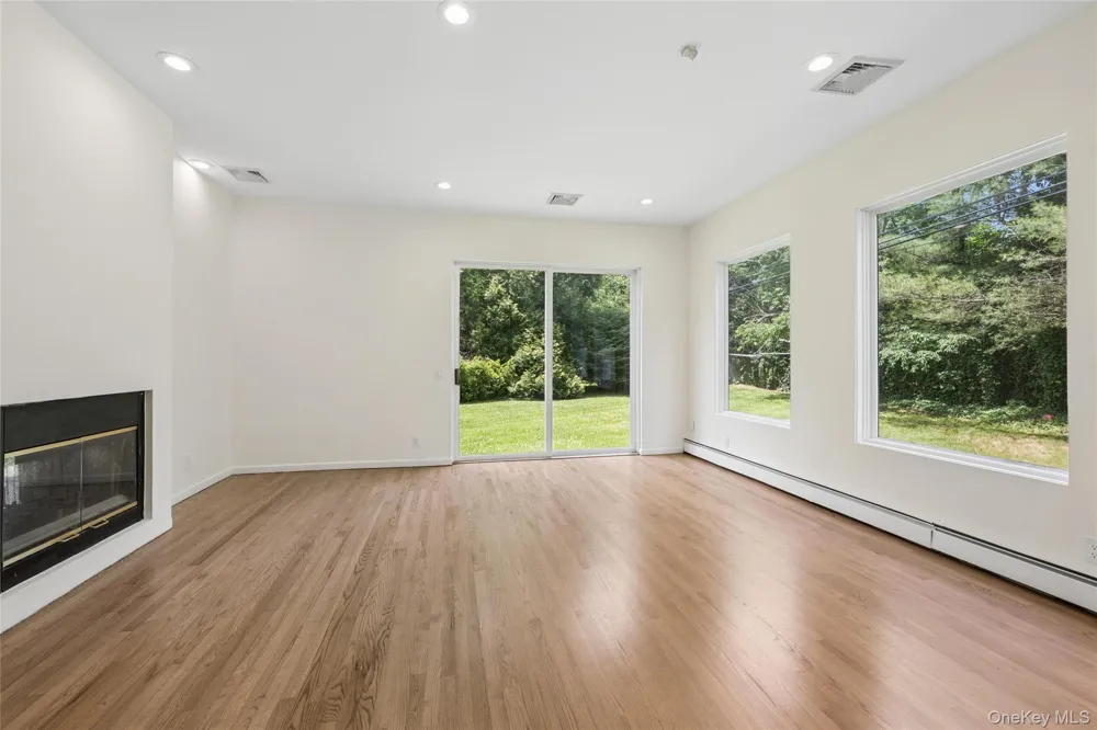 67 Parkway Drive Roslyn Heights, NY 11577