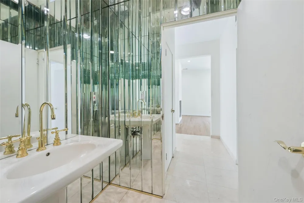 67 Parkway Drive Roslyn Heights, NY 11577