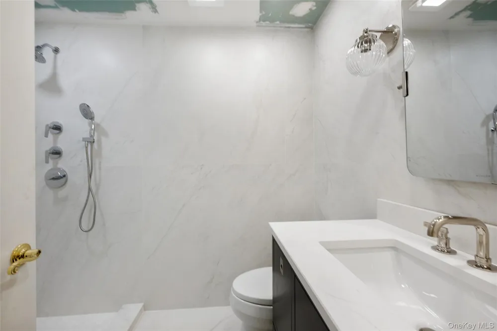 67 Parkway Drive Roslyn Heights, NY 11577