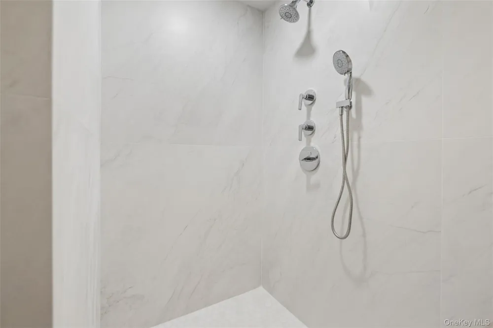 67 Parkway Drive Roslyn Heights, NY 11577