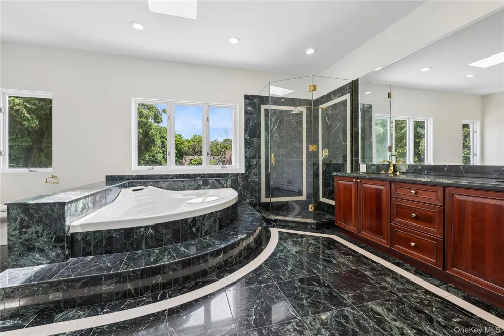 67 Parkway Drive Roslyn Heights, NY 11577