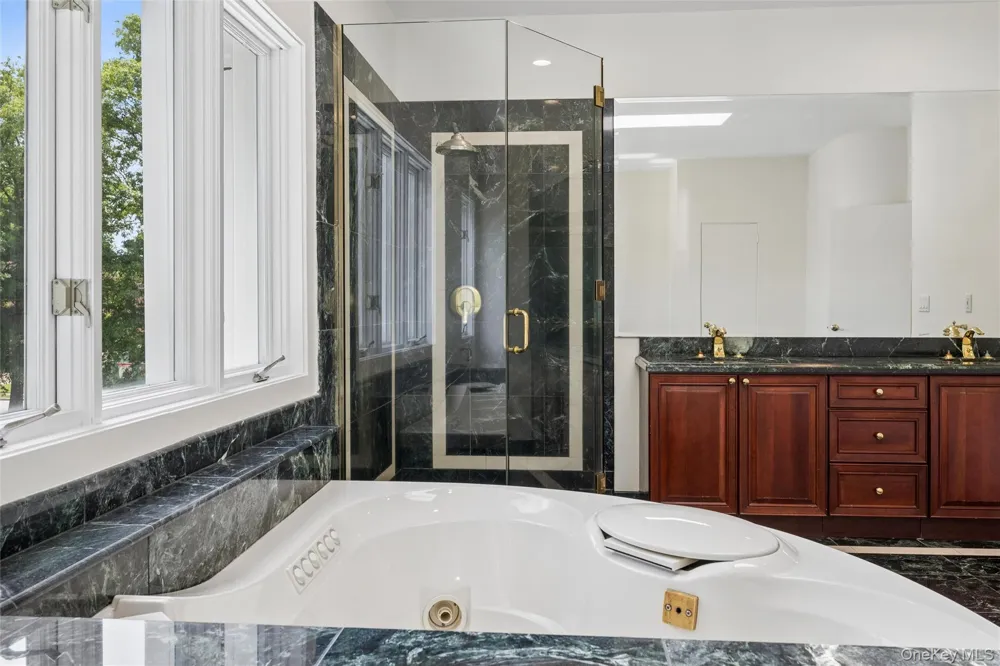 67 Parkway Drive Roslyn Heights, NY 11577