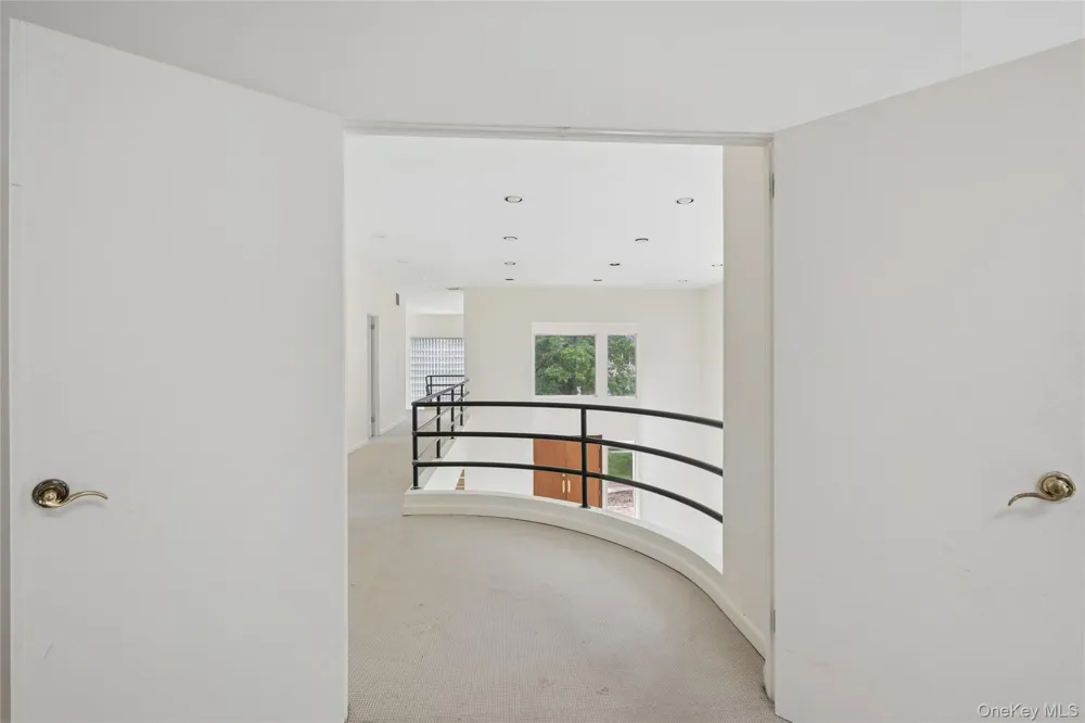 67 Parkway Drive Roslyn Heights, NY 11577