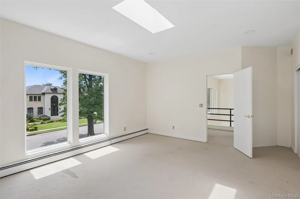 67 Parkway Drive Roslyn Heights, NY 11577