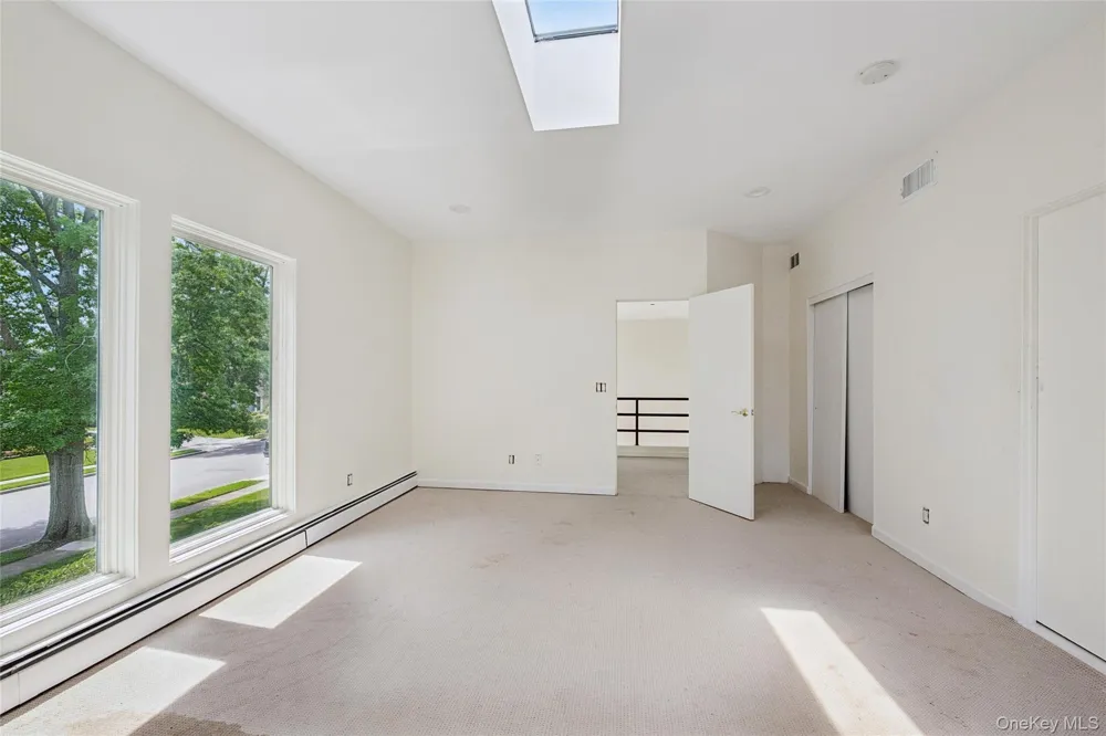67 Parkway Drive Roslyn Heights, NY 11577