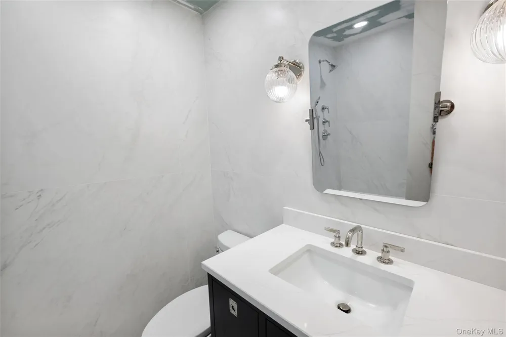 67 Parkway Drive Roslyn Heights, NY 11577