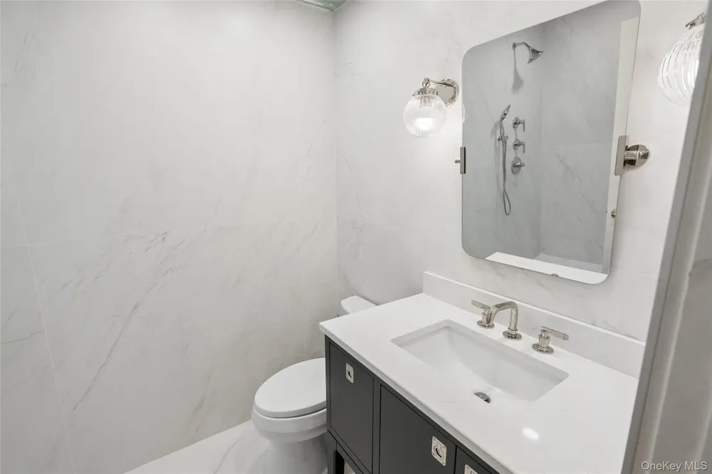 67 Parkway Drive Roslyn Heights, NY 11577