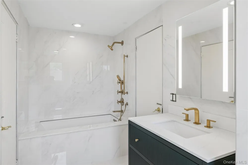 67 Parkway Drive Roslyn Heights, NY 11577