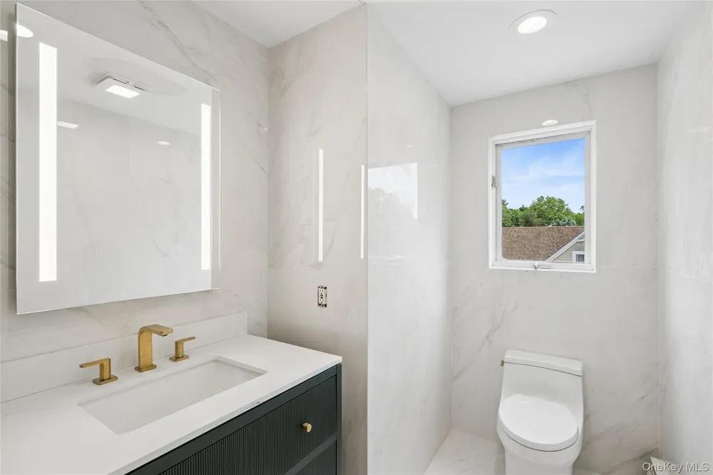 67 Parkway Drive Roslyn Heights, NY 11577