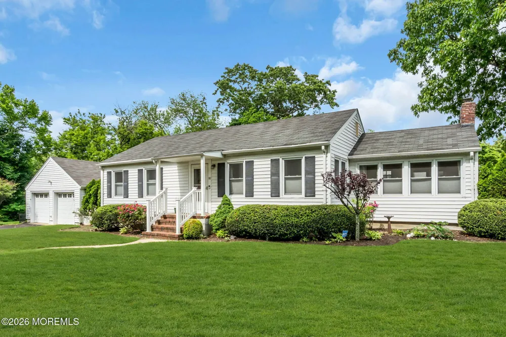 10 Lakeside Avenue