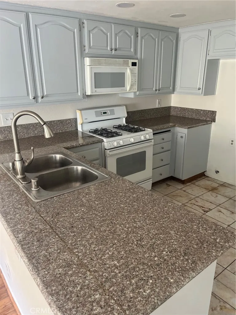 6746 Encino Avenue #2 Lake Balboa, CA 91406