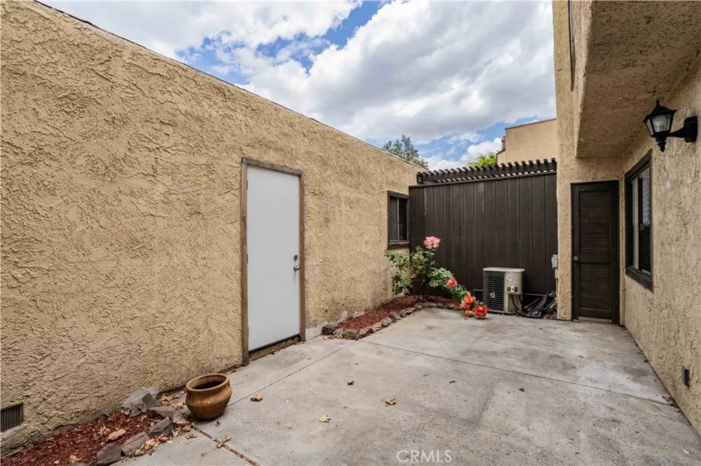 6746 Encino Avenue #2 Lake Balboa, CA 91406