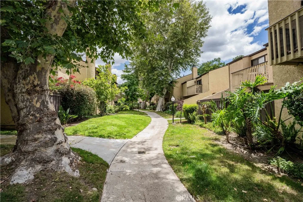 6746 Encino Avenue #2 Lake Balboa, CA 91406