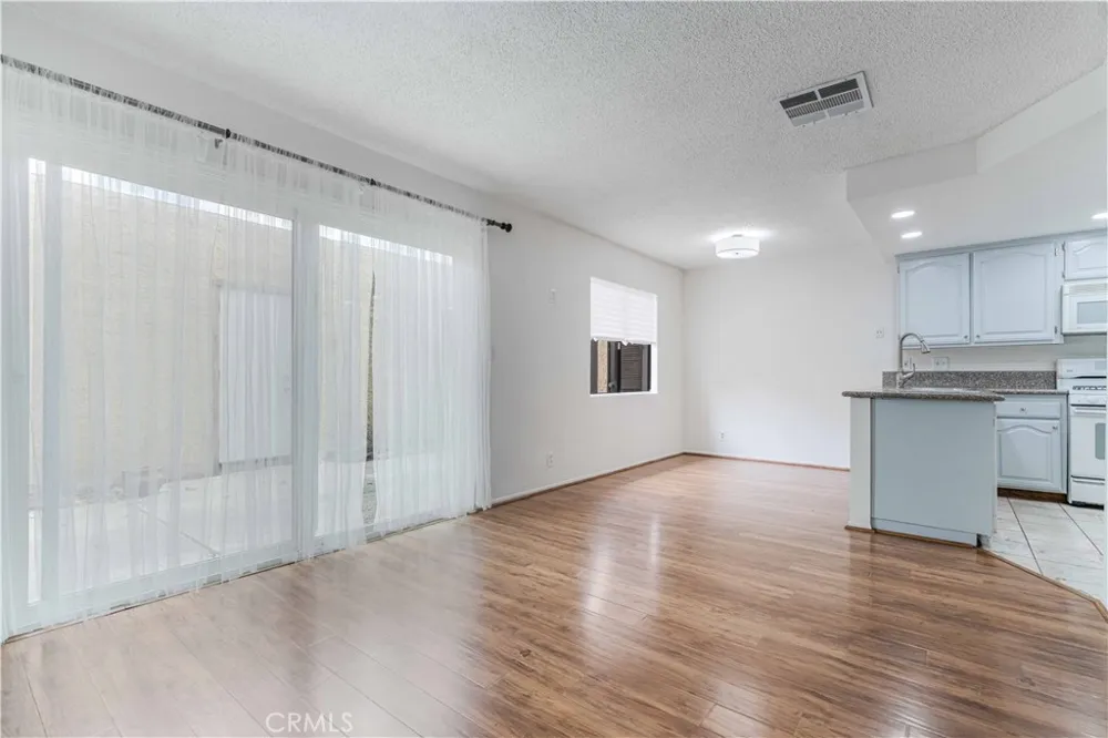 6746 Encino Avenue #2 Lake Balboa, CA 91406