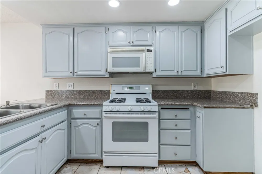 6746 Encino Avenue #2 Lake Balboa, CA 91406