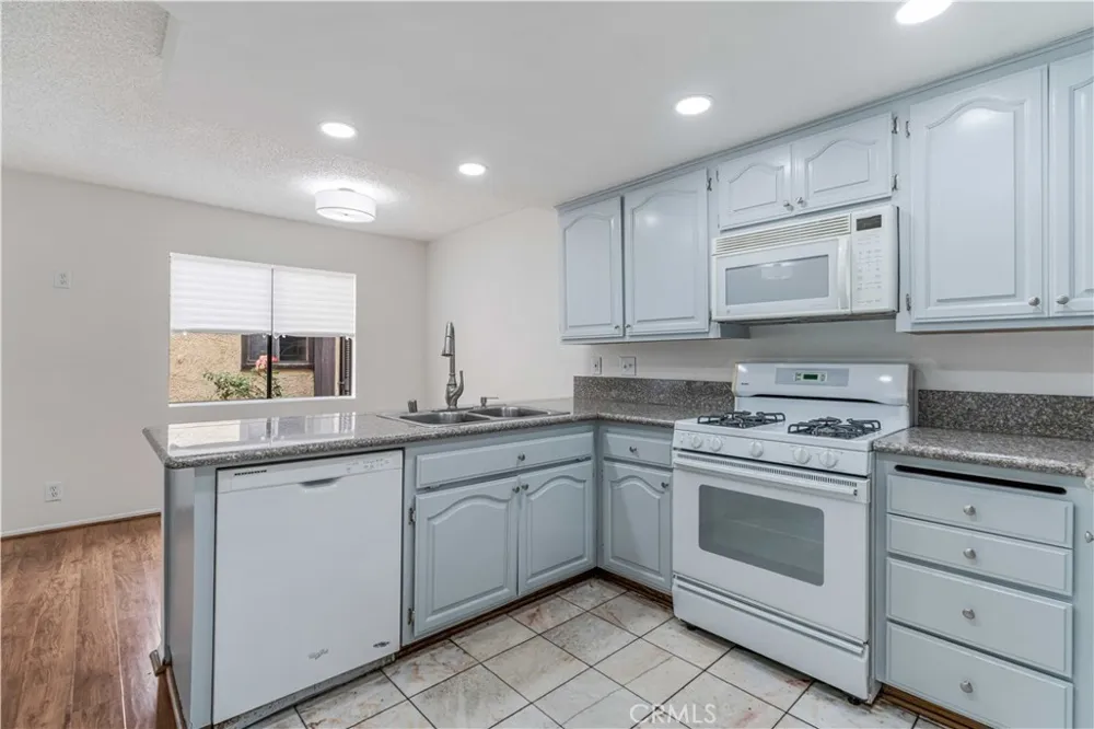 6746 Encino Avenue #2 Lake Balboa, CA 91406