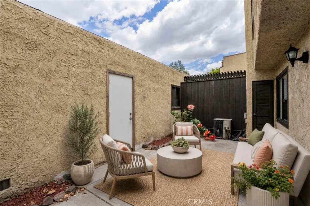 6746 Encino Avenue #2 Lake Balboa, CA 91406