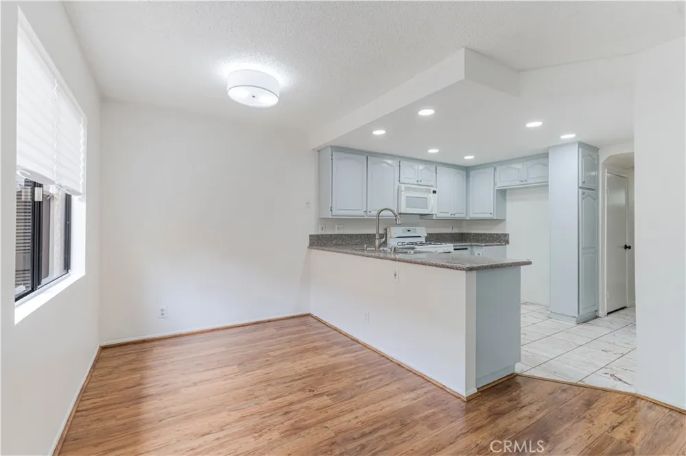6746 Encino Avenue #2 Lake Balboa, CA 91406
