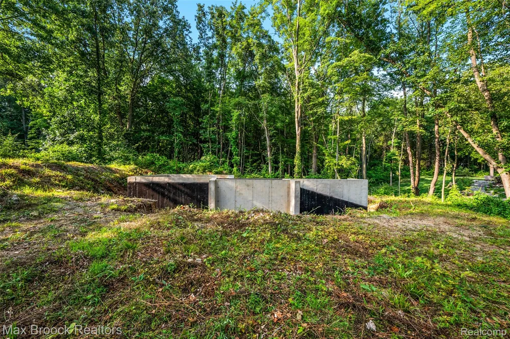 11894 Scenic Valley Springfield Charter Township, MI 48350