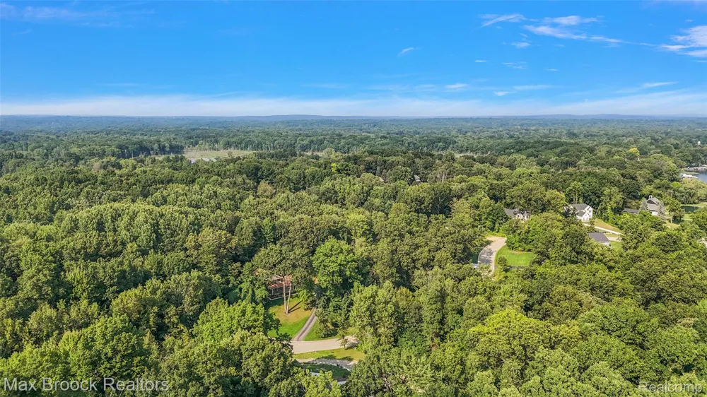 11894 Scenic Valley Springfield Charter Township, MI 48350