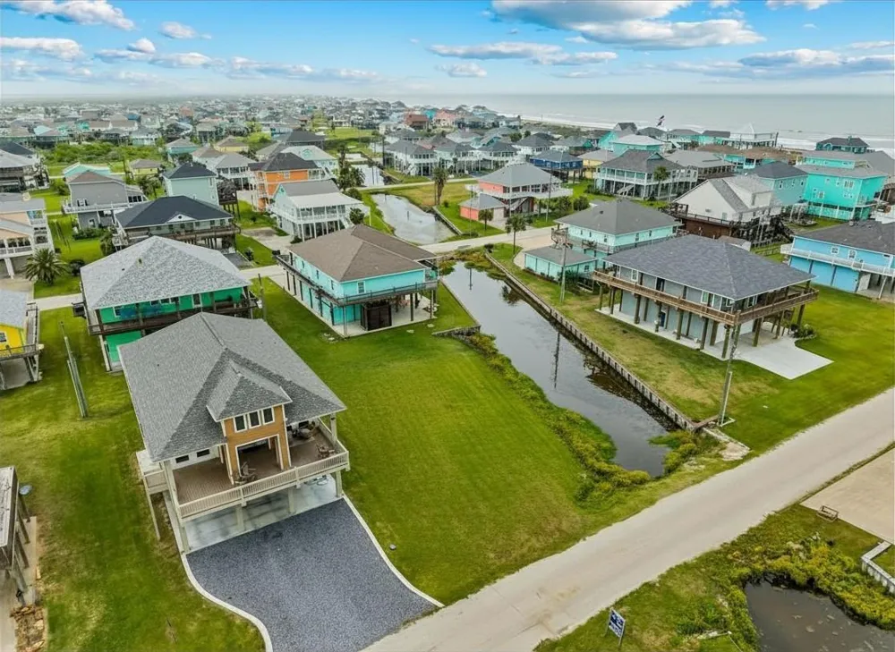 946 Sue Drive Crystal Beach, TX 77650