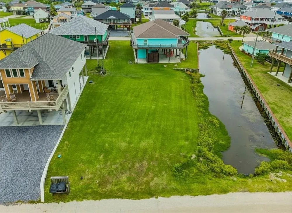 946 Sue Drive Crystal Beach, TX 77650