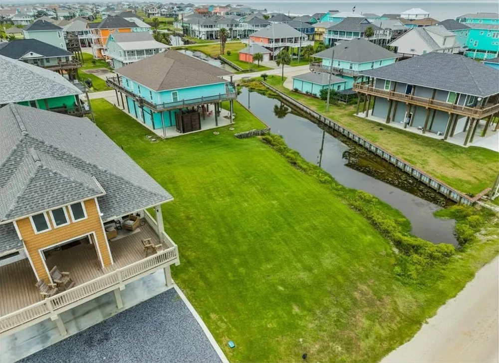 946 Sue Drive Crystal Beach, TX 77650