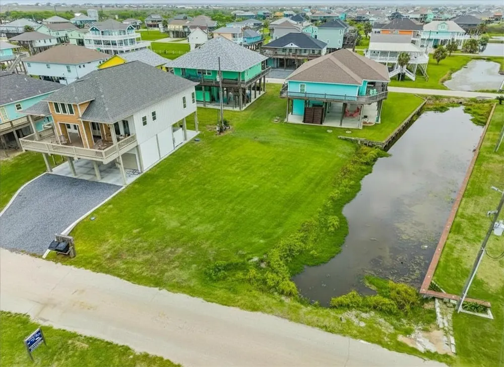 946 Sue Drive Crystal Beach, TX 77650