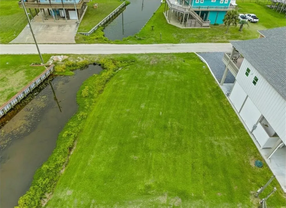 946 Sue Drive Crystal Beach, TX 77650