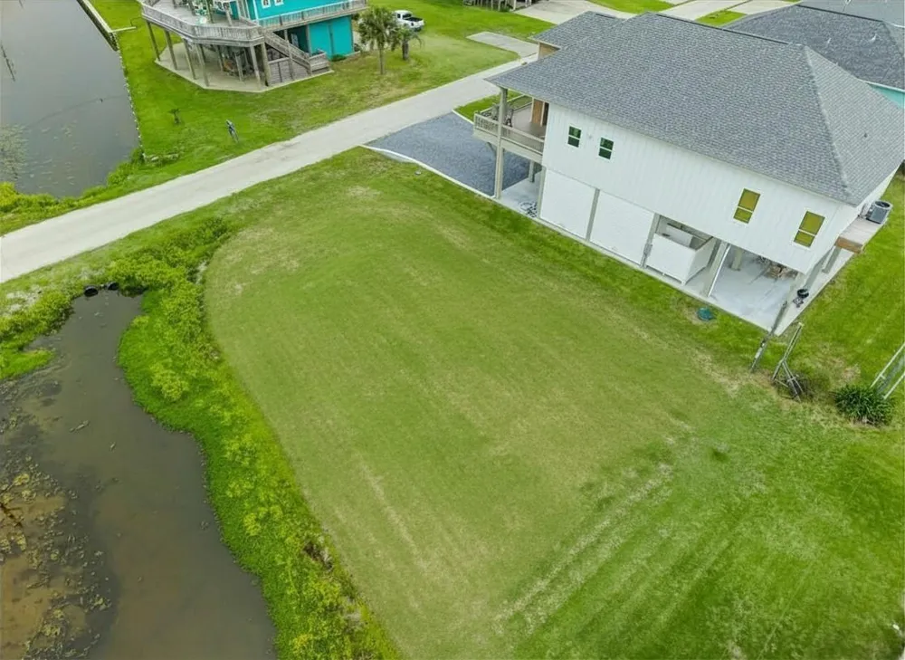 946 Sue Drive Crystal Beach, TX 77650