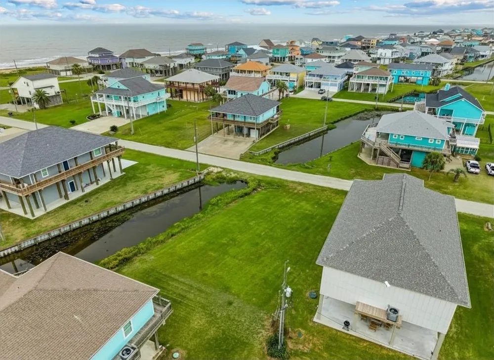 946 Sue Drive Crystal Beach, TX 77650